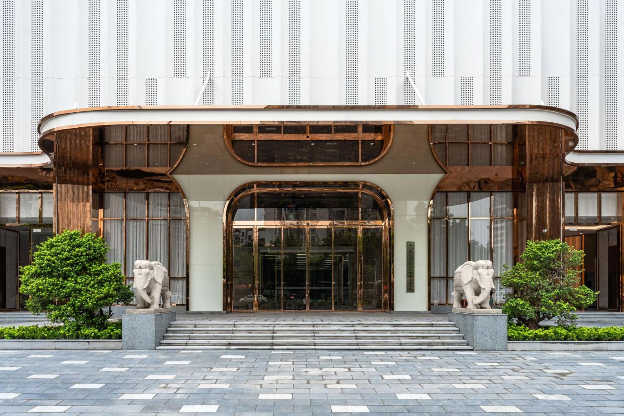 Liang Fan Holiday Inn Guangzhou Bagian luar foto
