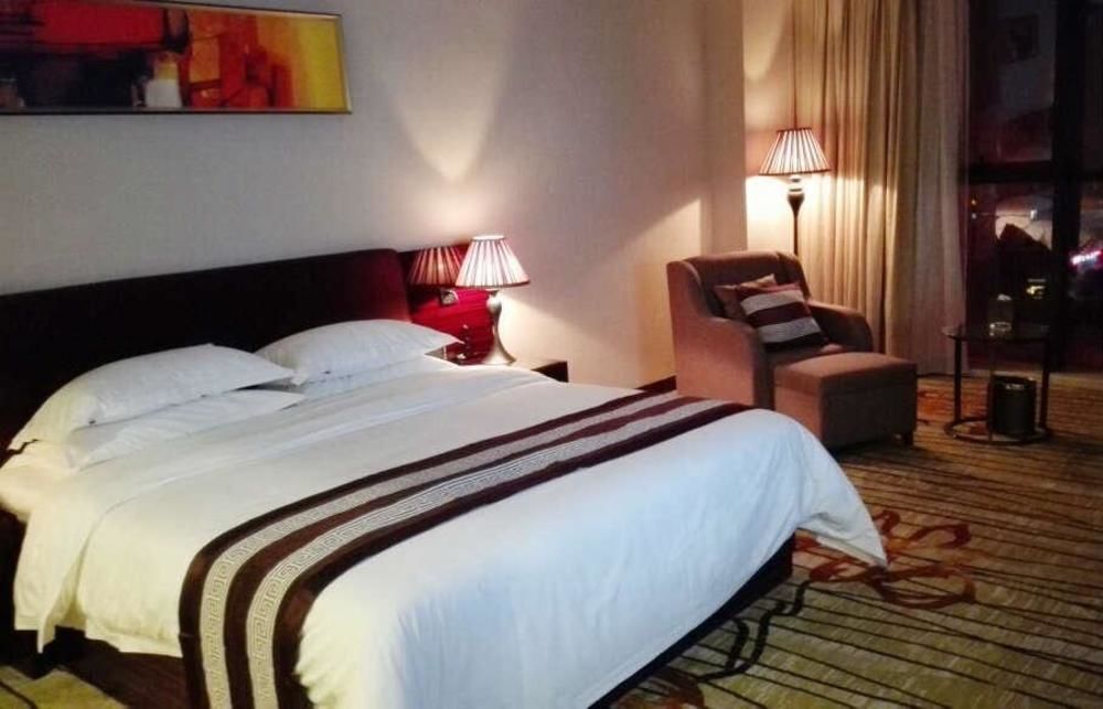 Liang Fan Holiday Inn Guangzhou Bagian luar foto