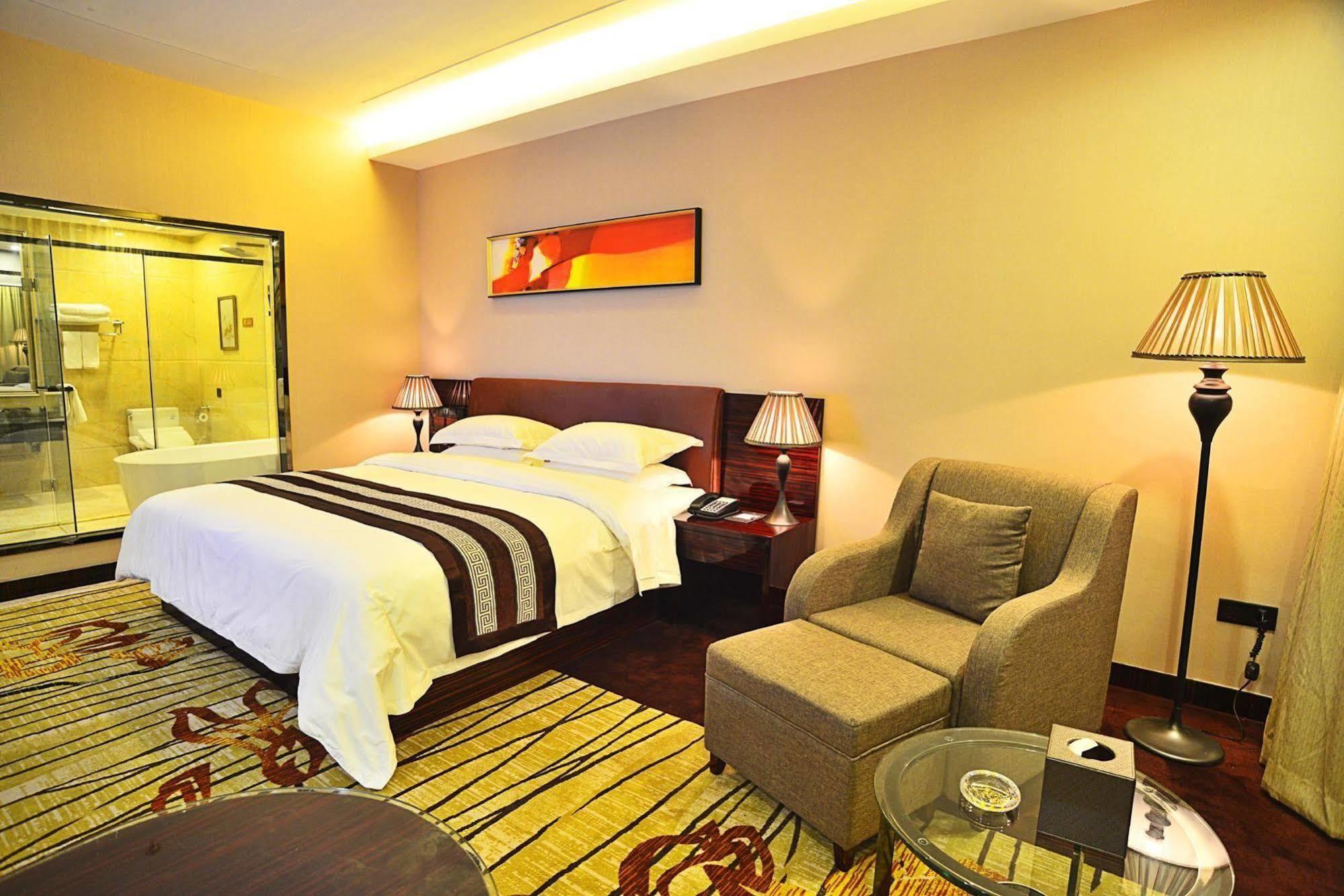 Liang Fan Holiday Inn Guangzhou Bagian luar foto